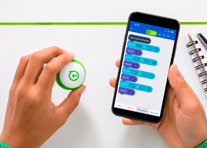 Sphero Mini та смартфон із застосунком Sphero Edu